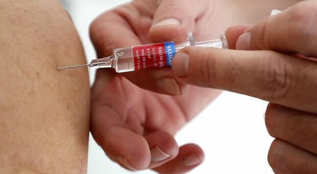 Vaccino, l'UE annuncia che non rinnoverà contratto Astrazeneca