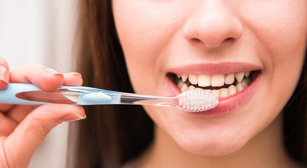 Infarto, lavare i denti 3 volte al giorno riduce i rischi: «Così i batteri nei denti non passano nel sangue»