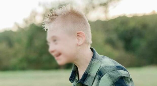 Bambino di sei anni con autismo e sindrome di Down scomparso: ritrovato morto nel laghetto vicino casa