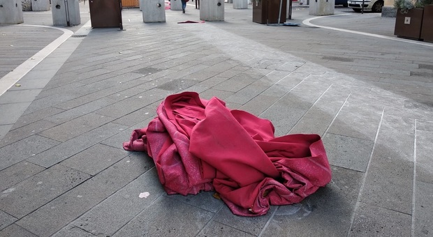 Ancona, strappato dal vento: il tappeto rosso per ora finisce nel cassetto