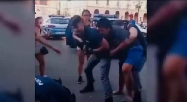 Firenze, due agenti finiscono in ospedale: interrompono una festa abusiva e gli arrestati si ribellano