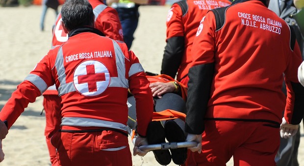 Malore in spiaggia, turista muore sotto gli occhi della moglie Malore in spiaggia, turista muore sotto gli occhi della moglie