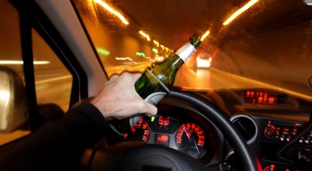 Ubriaco al volante si schianta contro le auto in sosta: indagato Ubriaco al volante si schianta contro le auto in sosta: indagato
