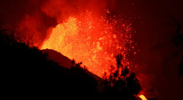 Vulcano Canarie, si apre una terza boccafuoco. Gli esperti: «Aumentata l'anidride solforosa»