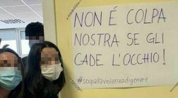 Roma, al liceo Socrate studentesse in minigonna dopo l'invito della vicepreside: «Attente, al prof cade l'occhio»
