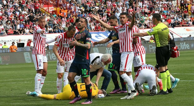 Vicenza-Lecce, dopo il gol di Strefezza petardo dal settore ospiti: il portiere Contini accusa il forte rumore e chiede il cambio