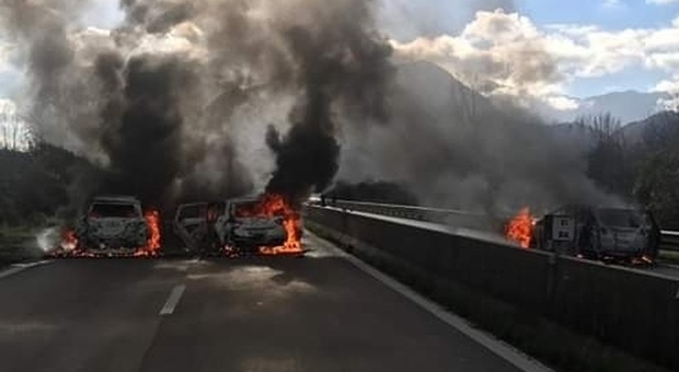 Assalto a portavalori, sparatoria e fiamme sull'autostrada Avellino-Salerno: il bottino è milionario