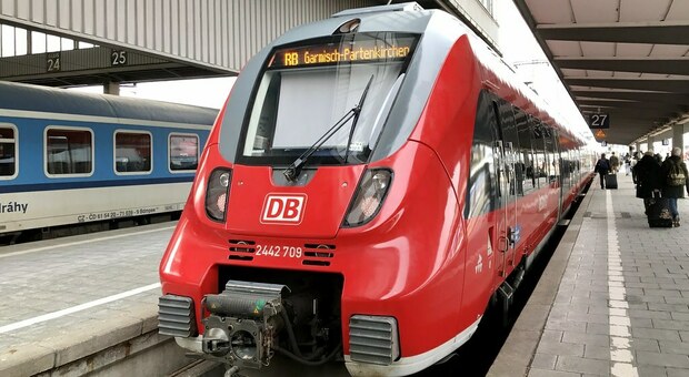 Germania, treno deraglia in Baviera: 4 morti e 60 feriti. I vagoni si ribaltano e precipitano nella scarpata