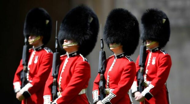 La divisa delle guardie inglesi fa discutere, l'appello social alla regina: «Con questo caldo è folle»