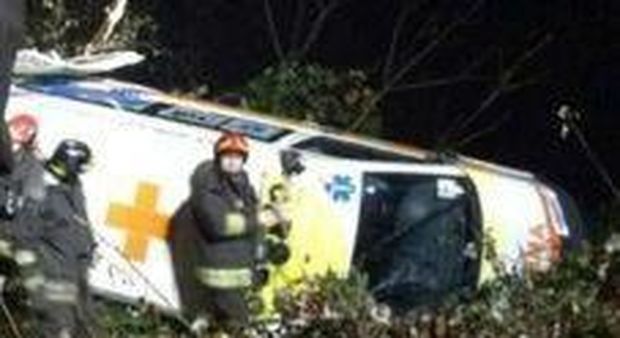Ambulanza precipita in un dirupo: muore il paziente, feriti autista e barelliere