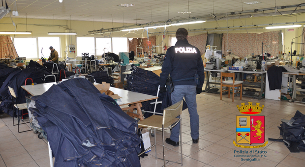 Sequestrato un laboratorio cinese Scatta la denuncia per il titolare Sequestrato un laboratorio cinese Scatta la denuncia per il titolare