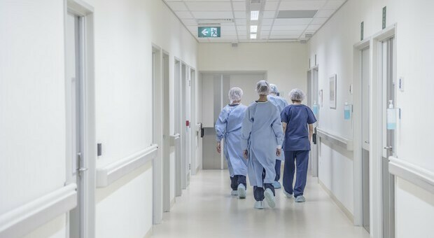Rissa tra due infermiere in piena pandemia: il video è virale. Sui social i commenti choc