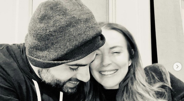 L'attrice Lindsay Lohan si sposa: lo annuncia con un post su Instagram