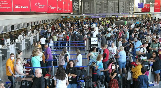 Caos aeroporti: manca personale, la compagnia australiana chiede ai dirigenti di smistare le valigie (come volontari)