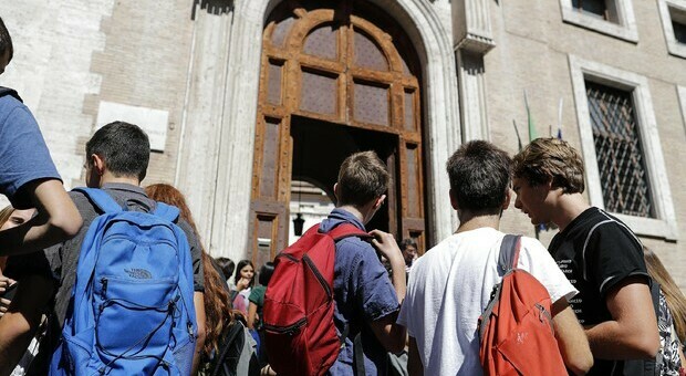 Covid, ritorno in aula: l'Rt salirà rischi maggiori per i liceali Covid, ritorno in aula: l'Rt salirà rischi maggiori per i liceali