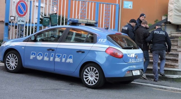 Roma, ragazzo di 30 anni si impicca nel garage di casa: «Una delusione d'amore». La polizia indaga