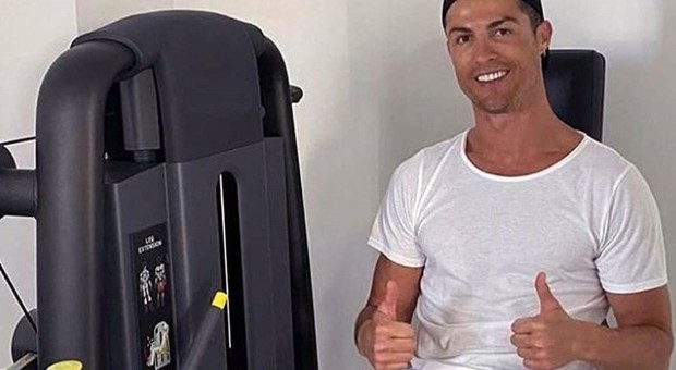 Ronaldo rischia l'addio dalla Juve: sì al taglio stipendio, no al ridimensionamento