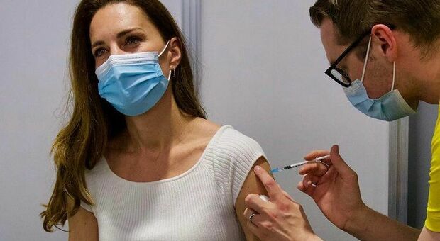 Kate Middleton si vaccina contro il Covid: «Grazie per tutto quello che fate»