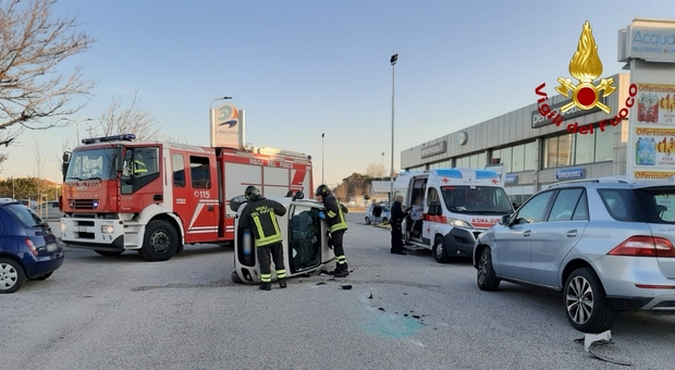 Una Panda si ribalta dopo lo scontro con una Mercedes in via della Bruciata a Senigallia Una Panda si ribalta dopo lo scontro con una Mercedes in via della Bruciata a Senigallia