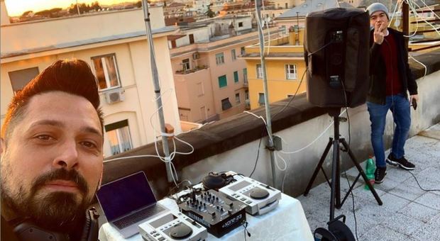 Coronavirus, quando il dj sale sul tetto del palazzo: è il set della speranza Coronavirus, quando il dj sale sul tetto del palazzo: è il set della speranza