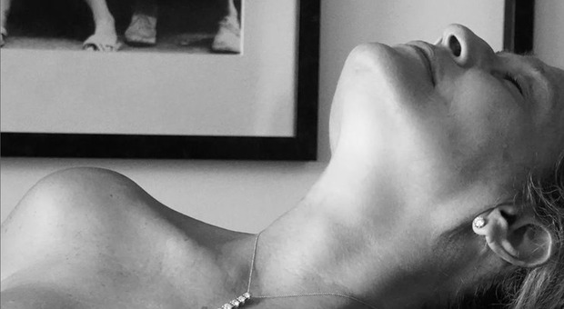 Heather Parisi, topless dopo la labirintite: «Sono di nuovo in armonia con il mio corpo»