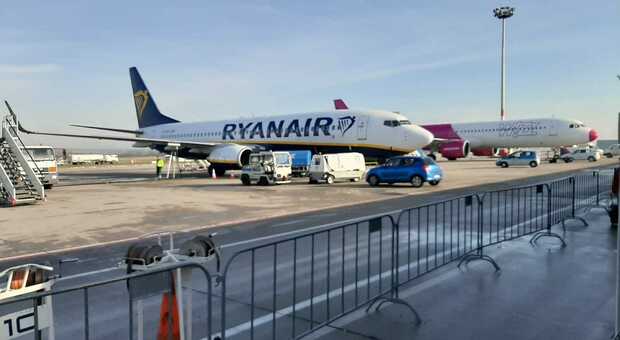 Il volo atterra con tre ore di ritardo, il giudice condanna Ryanair: ai passeggeri 6mila euro di risarcimento