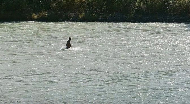 E' morto cadendo nel fiume Adda un uomo di 69 anni, intento a recuperare alcuni attrezzi sportivi scivolati in acqua