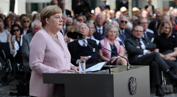 Angela Merkel durante la commemorazione dell'attentato a Hitler