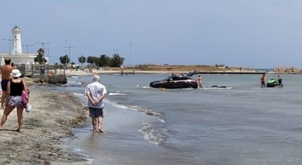 Entra in mare con l'auto per scaricare la moto d'acqua: la foto choc in spiaggia