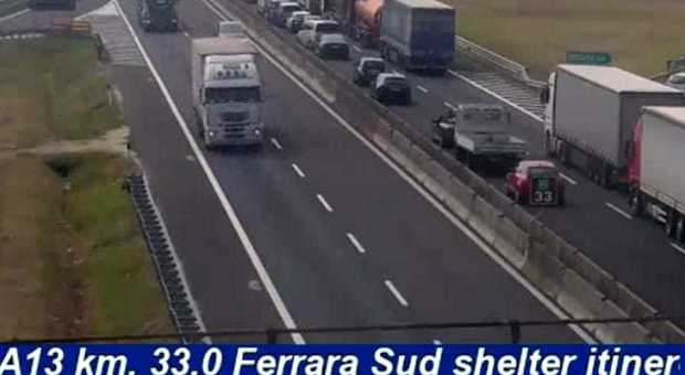 Grave incidente sull'A13 a Ferrara: auto contro un minivan, un morto e 11 feriti