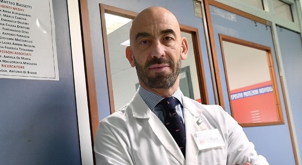 Matteo Bassetti: «I sanitari no vax tradiscono il camice, vanno cacciati» Poi aggiunge: «Ricevo minacce ogni giorno»