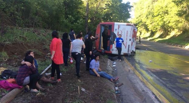 Perde il controllo del pullman e si ribalta in curva, morte 11 persone. Tra le vittime un bimbo di 8 anni