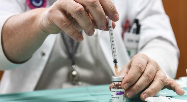 Medico morto, un collega scrive: «E' stato il vaccino». Giallo sull'indagine