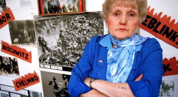 Addio a Eva Kor, l'ultima delle "gemelle di Mengele" che perdonò i suoi aguzzini e raccontò al mondo gli orrori di Auschwitz