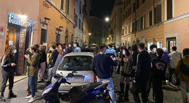 Movida a Roma, Trastevere senza regole: assembramenti e giovani senza mascherina Movida a Roma, Trastevere senza regole: assembramenti e giovani senza mascherina