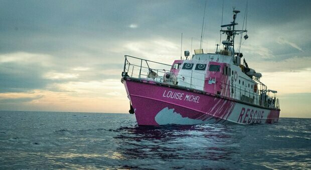 Migranti, la nave di Banksy lancia un Sos: «Abbiamo un morto a bordo e 219 profughi»