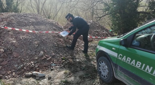 Sassoferrato, lavori per il nuovo acquedotto, la ditta scarica calcinacci nel bosco: scatta la denuncia Sassoferrato, lavori per il nuovo acquedotto, la ditta scarica calcinacci nel bosco: scatta la denuncia