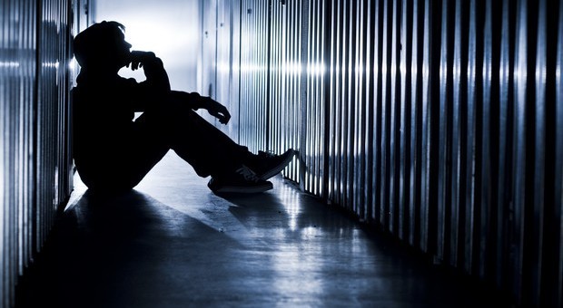 Due studenti suicidi nel giro di 15 giorni: liceo sotto choc. Per la polizia non c'è collegamento Due studenti suicidi nel giro di 15 giorni: liceo sotto choc. Per la polizia non c'è collegamento