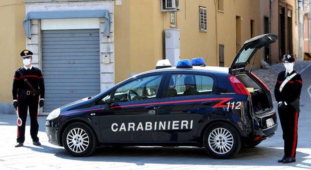 Spacciatori inseguiti dai carabinieri, uno muore nella fuga: un altro ferito, caccia al terzo Spacciatori inseguiti dai carabinieri, uno muore nella fuga: un altro ferito, caccia al terzo