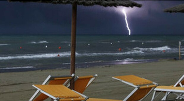 Fulmine colpisce famiglia in spiaggia a Soverato: 4 feriti, uno è grave. Ricoverato anche un bimbo di 6 anni