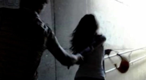 Aggressione choc in treno: ivoriano tenta di violentare una ragazza, poi picchia una coppia di non vedenti