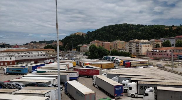 Ancona, distrugge distributore in retro: camionista preso prima dell'imbarco