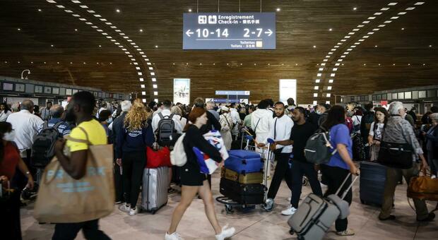 Caos aeroporti, continuano i disagi: ecco come fronteggiare ritardi e cancellazioni