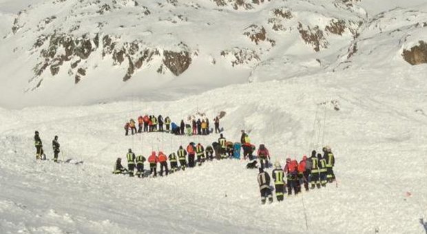 Trentino, valanga su una pista da sci in Val Senales: morti donna e bambina, grave bimbo