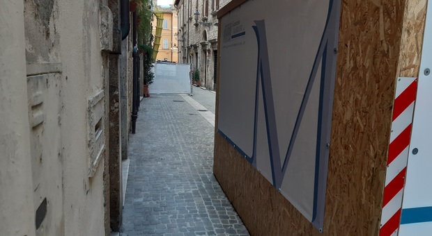 Ascoli, schiamazzi, bottiglie rotte e bidoni presi a calci: la via del centro ostaggio dei vandali Ascoli, schiamazzi, bottiglie rotte e bidoni presi a calci: la via del centro ostaggio dei vandali