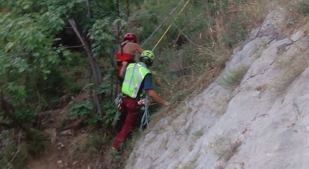 Paralizzato dal panico sulle rocce a picco sul mare: salvato 19enne Paralizzato dal panico sulle rocce a picco sul mare: salvato 19enne