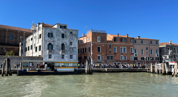 Venezia, le interminabili code all'imbarcadero