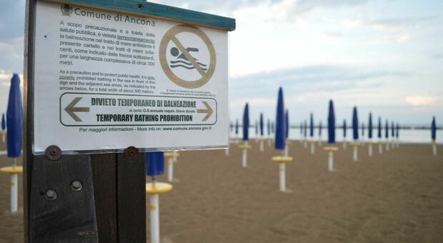 Ancona, con la pioggia si aprono gli scolmatori: scatta il divieto di balneazione