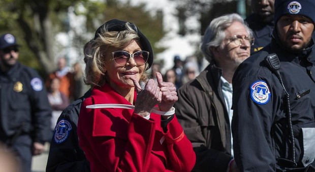 Jane Fonda, compleanno in carcere: alla vigilia degli 82 anni arrestata per le proteste sul clima