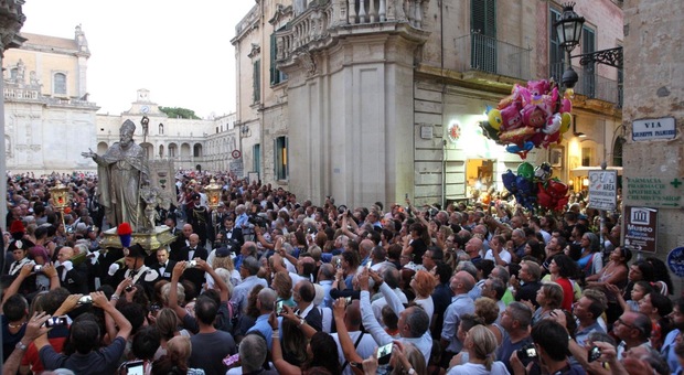 Luminarie (poche) e banda itinerante: il Covid spegne la festa di Sant'Oronzo